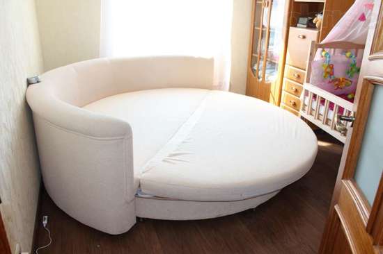Divano letto rotondo in una piccola stanza
