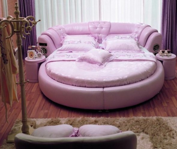 Progetto di una camera da letto molto delicata con un insolito letto rotondo