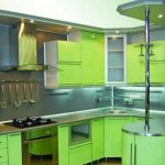 Un forno installato in una scatola in fondo alla cucina