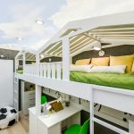 Letto matrimoniale al piano superiore e due tavoli al piano inferiore per i gemelli