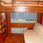 Letto matrimoniale a soppalco e divano