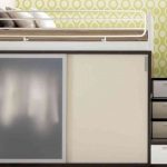 Letto a due livelli con armadio