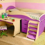 Letto a soppalco viola per un bambino di età superiore ai 3 anni