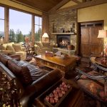 Soggiorno con camino in stile loft