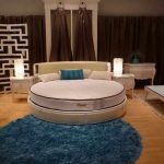 Interno di una grande camera da letto con un letto rotondo