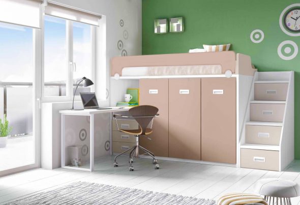 Interno della cameretta dei bambini con letto a soppalco