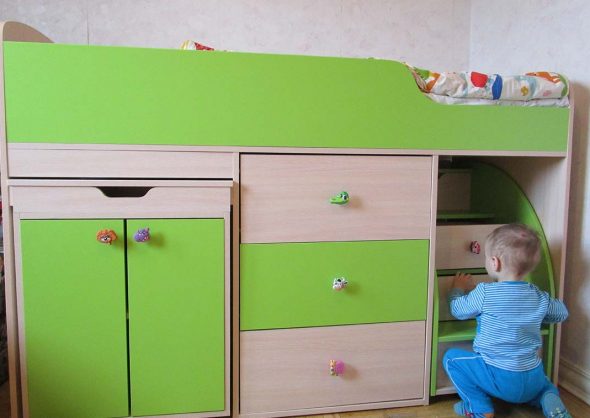 Letto a soppalco verde