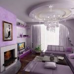 Design classico del soggiorno con camino e divano viola