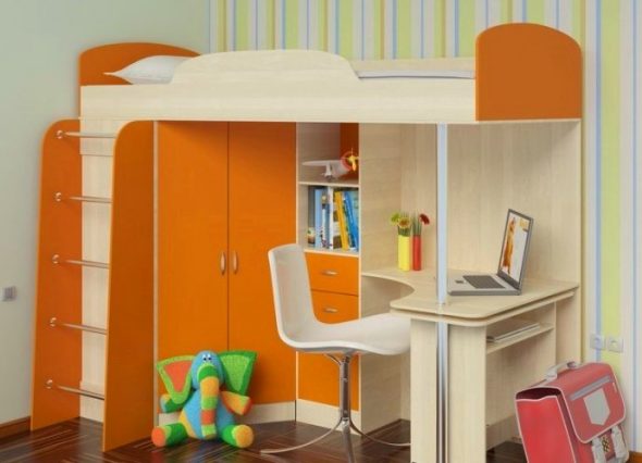 Combinazione di colori arancioni e chiari per il letto