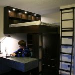 Cameretta per ragazzi con letto a soppalco in legno