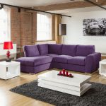 Camera in stile loft con divano luminoso
