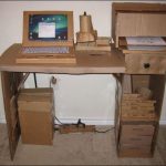 Scrivania per computer in cartone