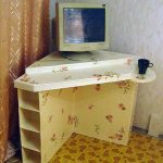 Scrivania per computer realizzata con scatole di cartone