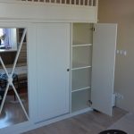 Bellissimo letto bianco con armadio a specchio