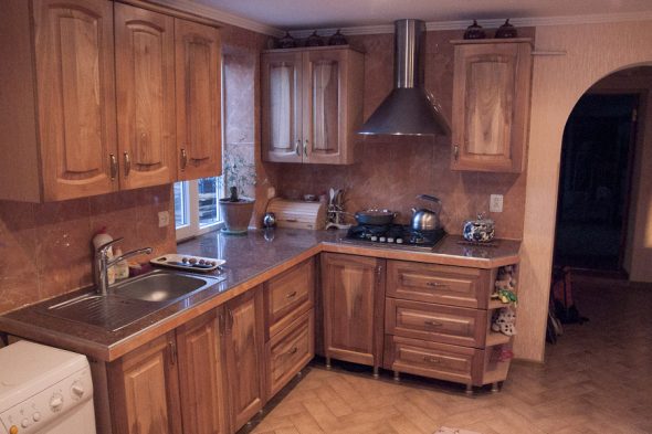 Bella e accogliente cucina in noce