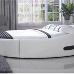 Bellissimo letto dalla forma insolita in camera da letto