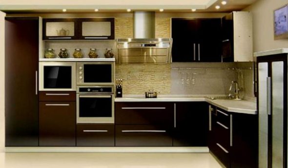 Bellissima cucina con elettrodomestici da incasso