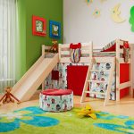 Bellissimo letto a soppalco basso con biancheria insolita