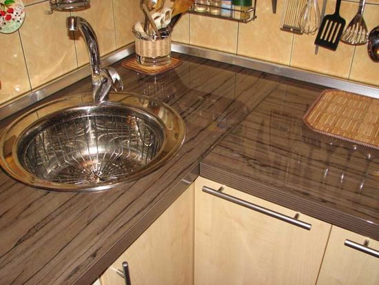 Bellissimo battiscopa in alluminio per la cucina
