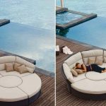 Bellissimo divano modulare sulla spiaggia