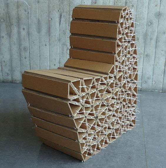 Sedia fatta di triangoli di cartone