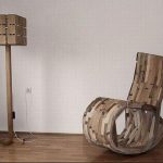 Sedia a dondolo e lampada da terra in cartone