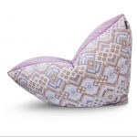 Una poltrona pouf con una combinazione di colori insolita