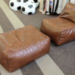 Sedia marrone con pouf