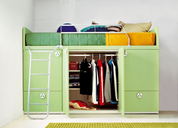 Letto a soppalco per bambini con armadio sottostante