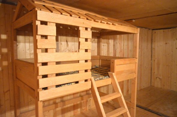 Casa con letto a soppalco in legno