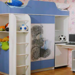 Letto a soppalco blu con orsacchiotto