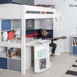 Letto a soppalco con divano e tavolo