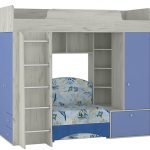 Letto a soppalco con sedia e ripiani integrati