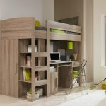 Letto a soppalco con zona studio e mobiletto laterale nella cameretta di un adolescente