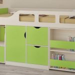 Letto a soppalco con scala estraibile nei toni del verde latte