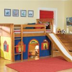 Letto a forma di casa nella cameretta dei bambini
