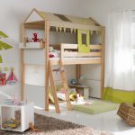 Letto a forma di casa all'interno di una cameretta per bambini