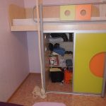 Letto sopra un armadio in truciolare laminato