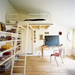 Letto con scala inclinata e librerie