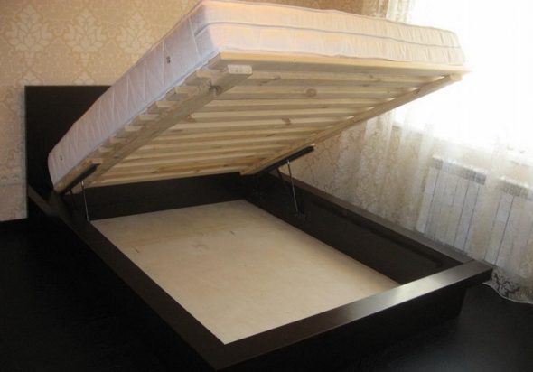 Letto con materasso sollevabile