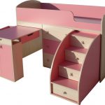Letto con tavolo estraibile in rosa
