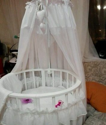 Letto a baldacchino rotondo bianco
