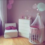 Letto rotondo trasformabile con meccanismo a pendolo all'interno di una cameretta per bambini