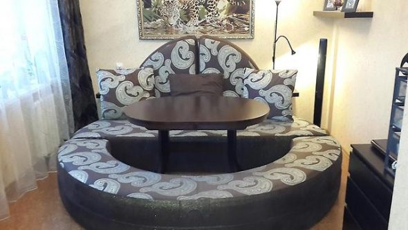 Divano letto rotondo senza telaio per una comoda seduta degli ospiti