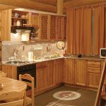 Cucina in pino in una casa in legno