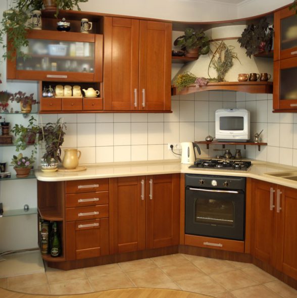 Cucina con fornelli e forno nell'angolo