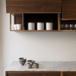 Mobili da cucina in noce in abbinamento al bianco