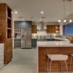 I mobili della cucina combinano il bianco e il noce negli interni