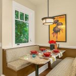 Zona pranzo con cucina e sedute morbide