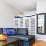 Monolocale con letto a soppalco e armadio sottostante